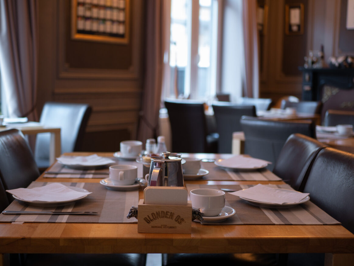 Ontbijttafel voor vier personen in de ontbijtruimte.